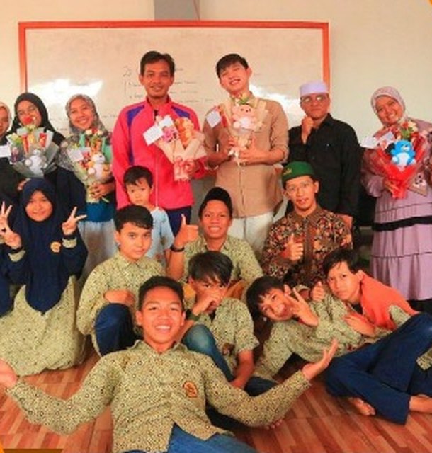 Santri dan guru Bee Qur'an berfoto bersama di kelas