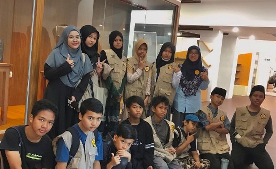 Santri Bee Qur'an bersama pengajar saat kegiatan belajar di luar kelas