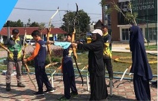 Santri berlatih memanah di lapangan