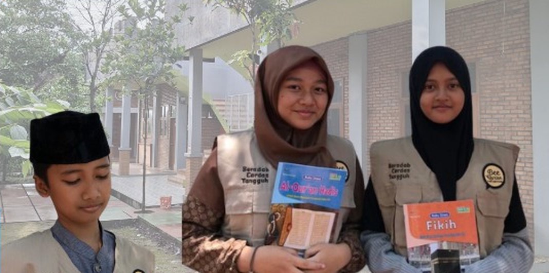 Tiga santri Bee Qur'an memegang buku Fikih dan buku pelajaran